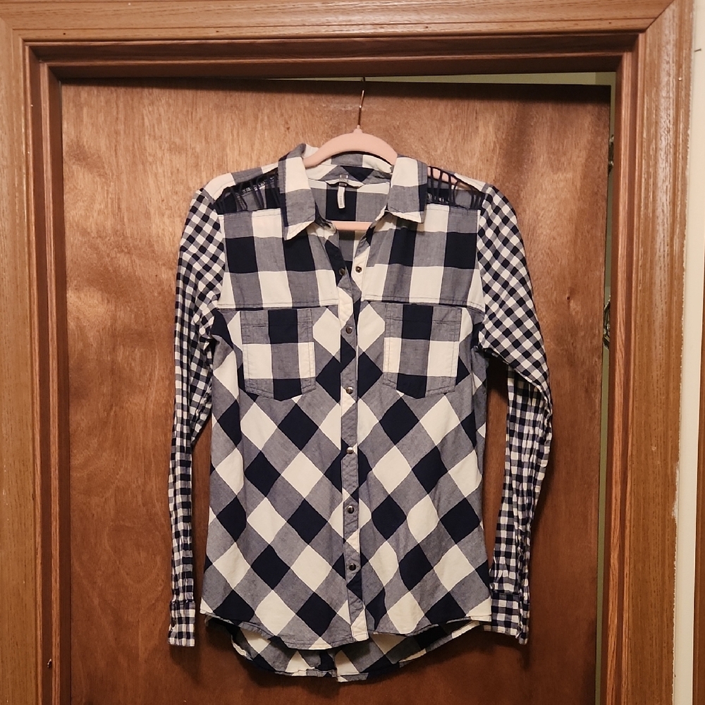 BKE Navy and Cream Multi Checkered Button down Open Shoulder Shirt Size Small
